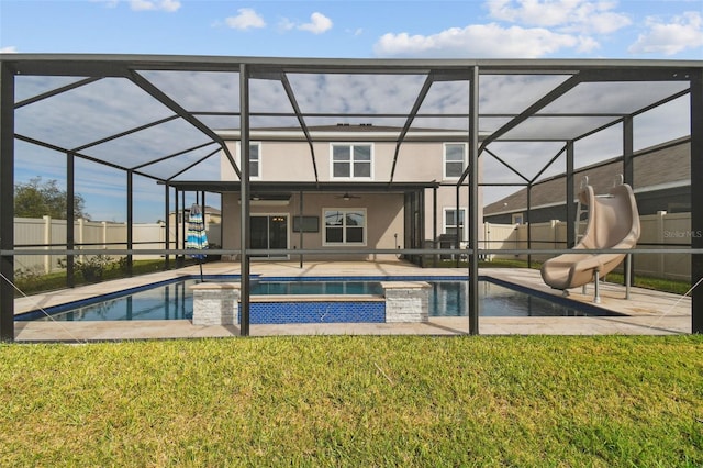 view of swimming pool with an in ground hot tub, ceiling fan, a lanai, and a lawn