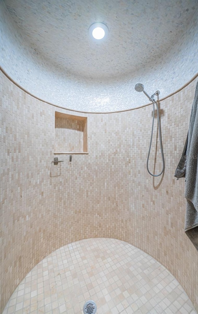 bathroom featuring tiled shower