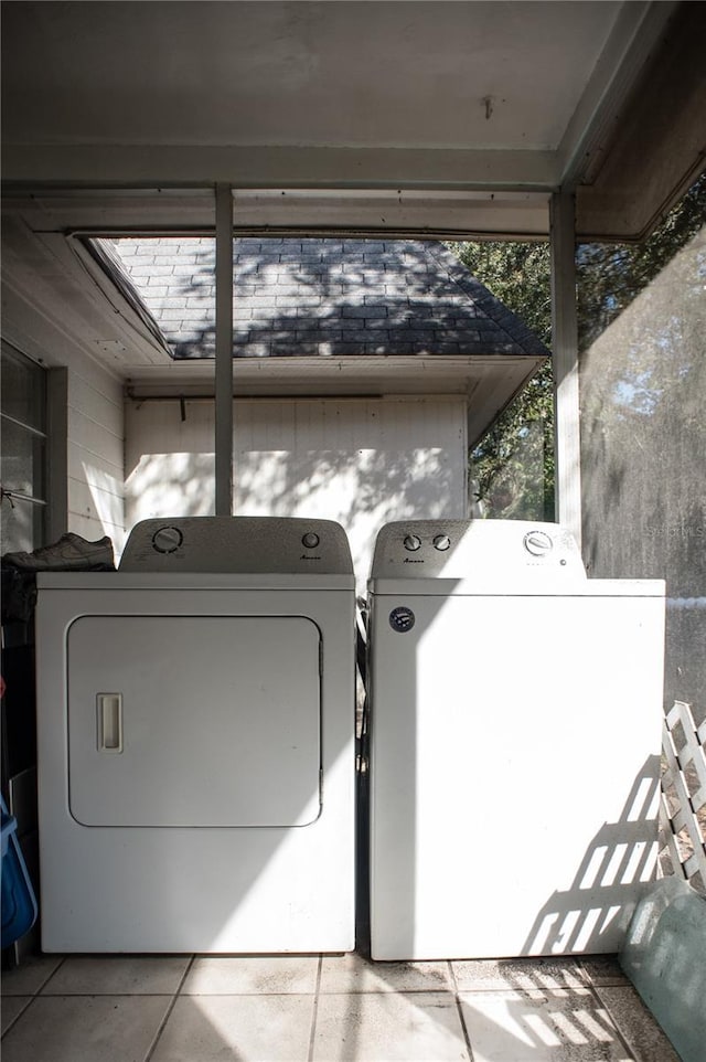 washroom featuring tile patterned flooring and washing machine and dryer