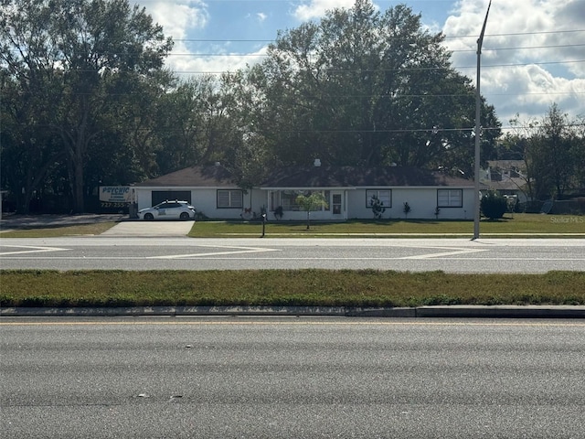 view of front of property with a front yard