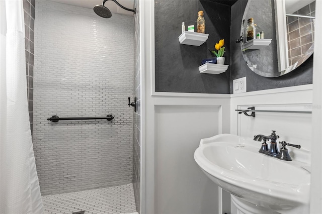 bathroom featuring a shower with curtain and sink