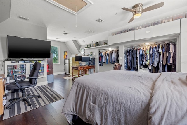 bedroom with ceiling fan, a closet, dark hardwood / wood-style flooring, and vaulted ceiling