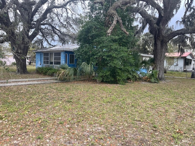 view of front of home with a front lawn