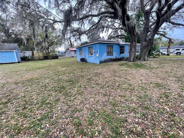 view of yard with a storage unit