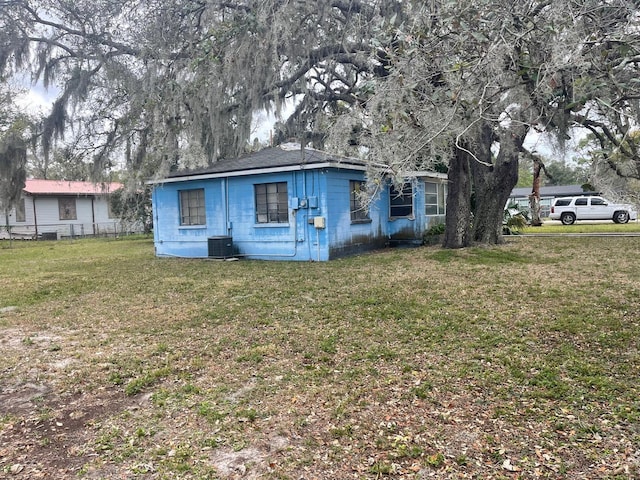 view of front of home featuring a front yard and central AC unit