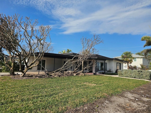 view of front facade featuring a front lawn