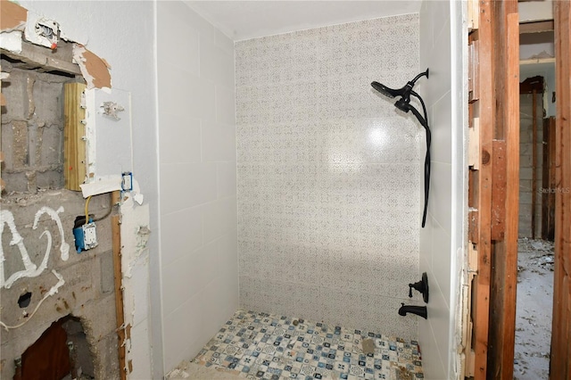 bathroom featuring a tile shower