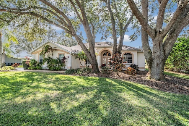 single story home featuring a front lawn