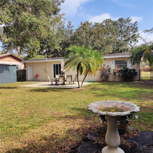 view of yard featuring a patio