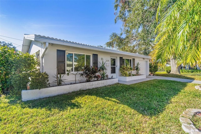 view of front of home featuring a front yard and a garage