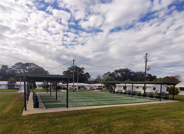 view of property's community featuring a lawn