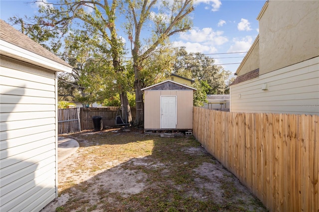 view of yard with a storage unit