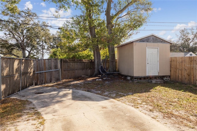 view of yard with a storage shed