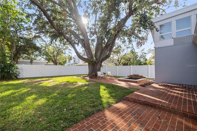 view of yard featuring a patio