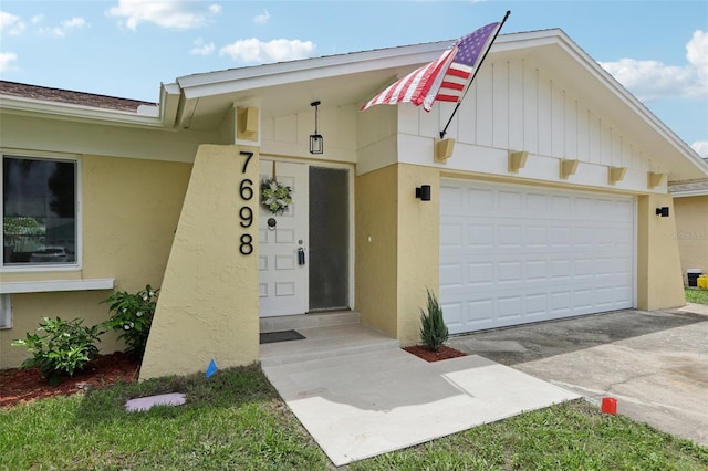 view of front facade featuring a garage