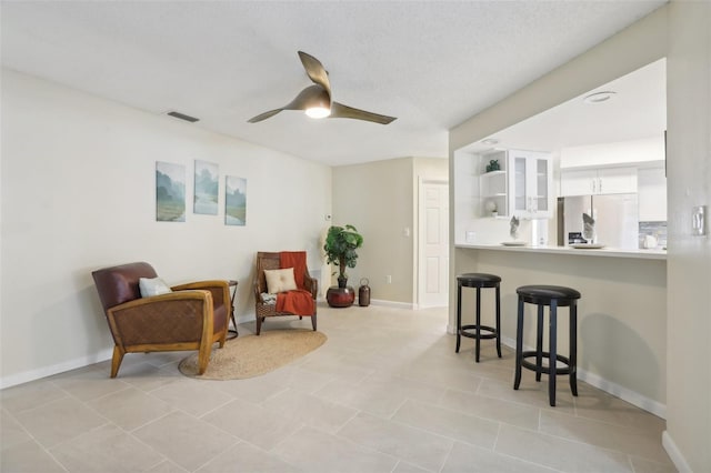 sitting room with ceiling fan