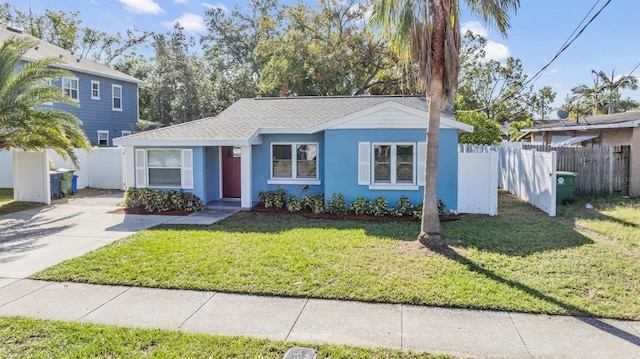 view of front of home featuring a front yard