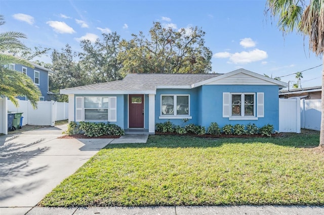 view of front of property featuring a front yard