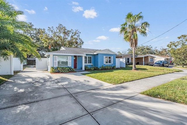 ranch-style house featuring a front yard