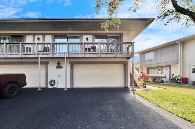 townhome / multi-family property featuring a front yard