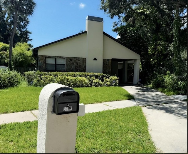 view of front of home featuring a front yard