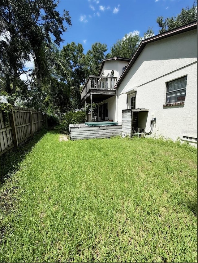 view of yard with a balcony