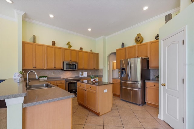 kitchen with a center island, crown molding, sink, kitchen peninsula, and stainless steel appliances