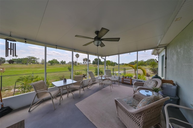 sunroom with ceiling fan