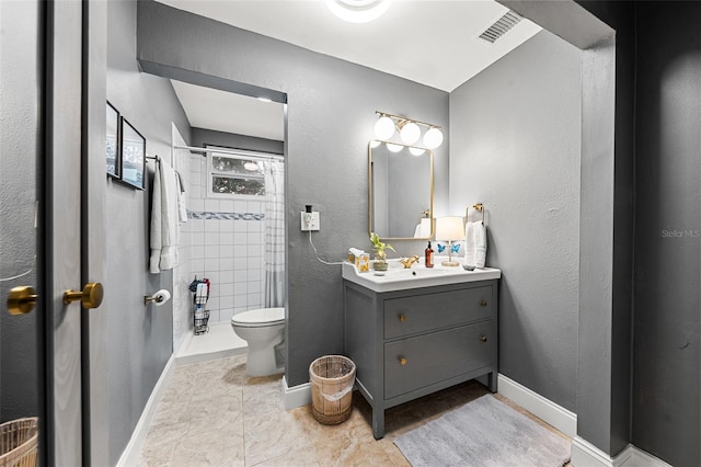 bathroom featuring a shower with shower curtain, vanity, and toilet