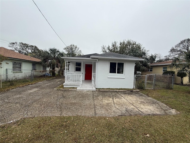 view of front of property with a front yard