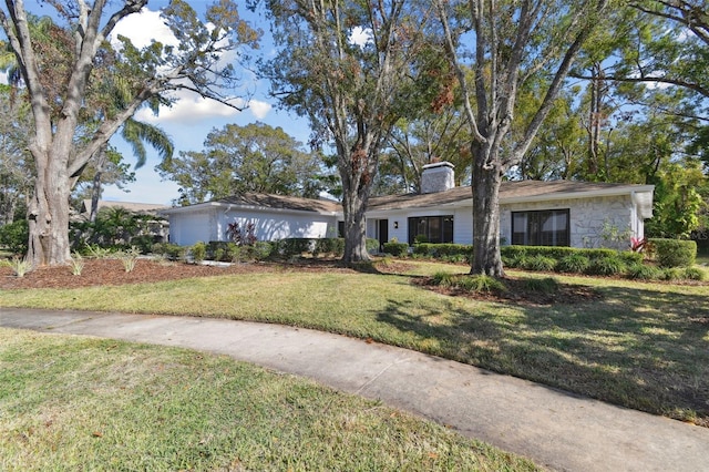 view of front of property featuring a front yard