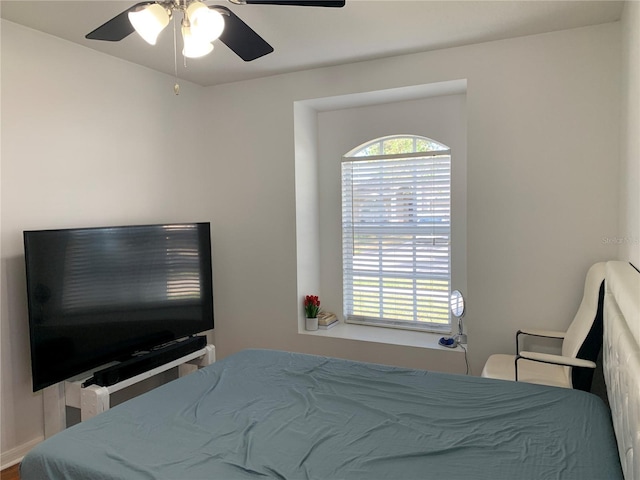 bedroom with ceiling fan