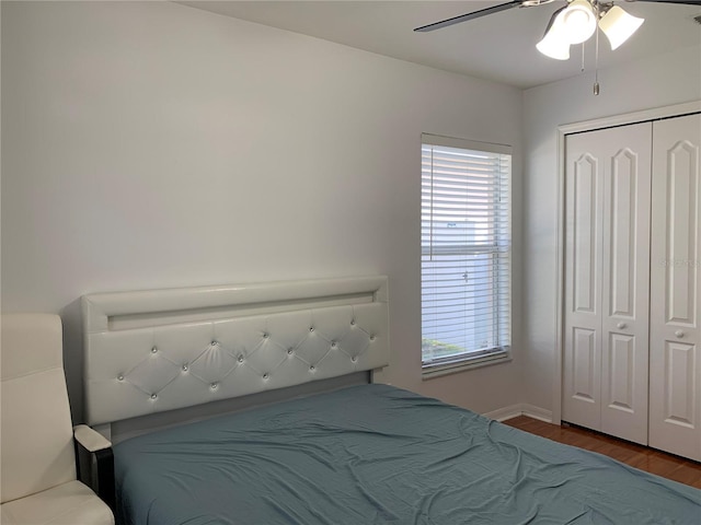 unfurnished bedroom with ceiling fan, dark hardwood / wood-style flooring, and a closet