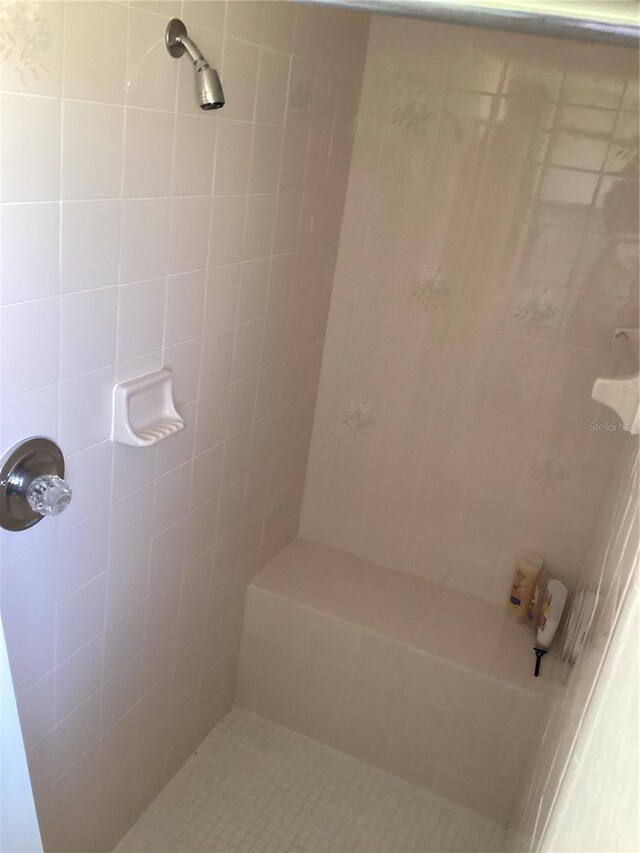 bathroom featuring tiled shower