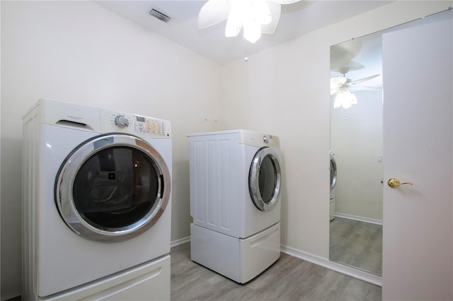609 Fort Duquesna Dr, Sun City Center, FL 33573 - laundry room featuring visible vents, independent washer and dryer, light wood finished floors, laundry area, and a ceiling fan