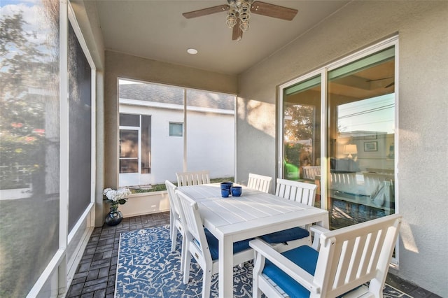 sunroom with ceiling fan