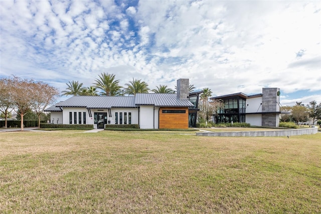 view of front of house featuring a garage and a front yard