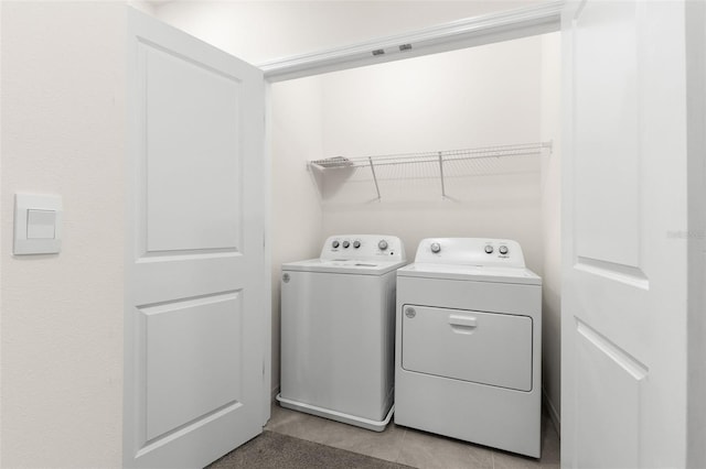 laundry room with light tile patterned floors and independent washer and dryer