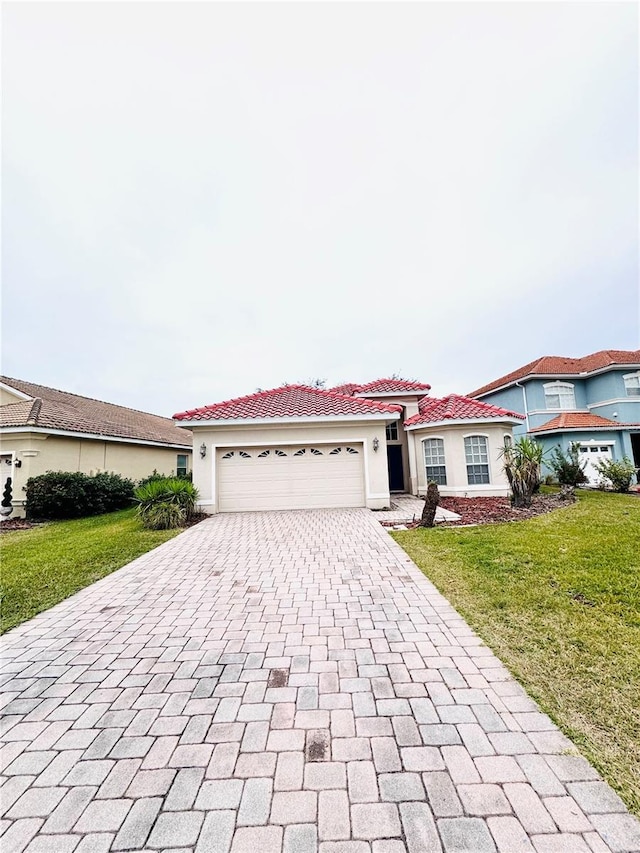 view of front of property featuring a front yard and a garage