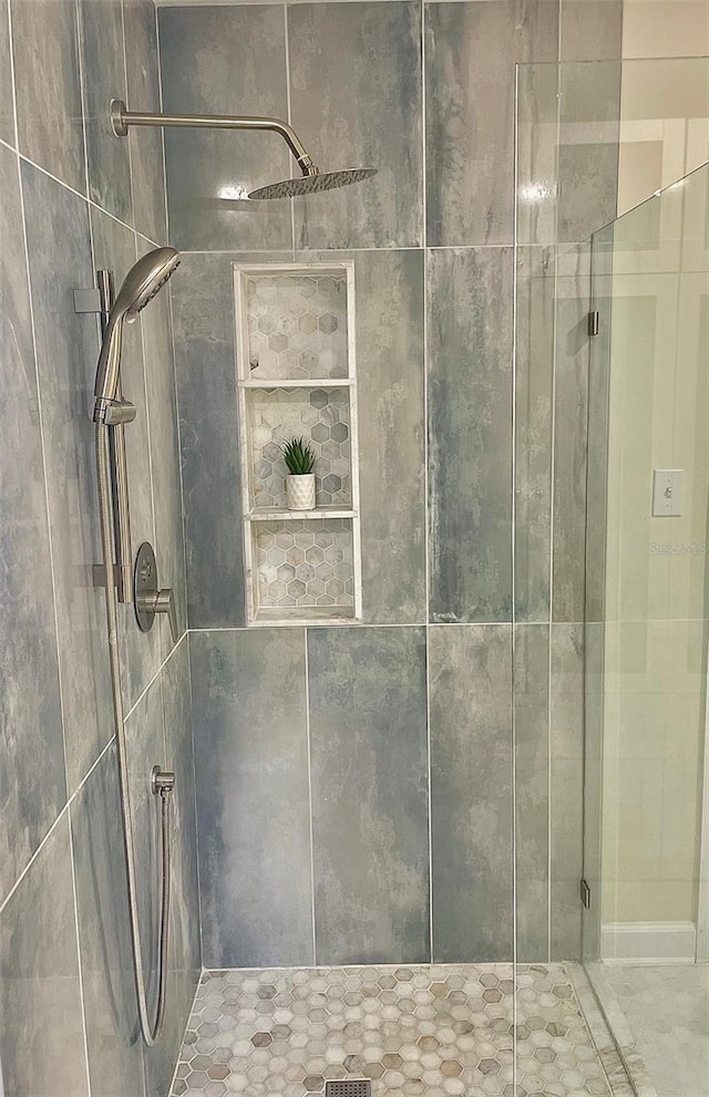 room details featuring tiled shower