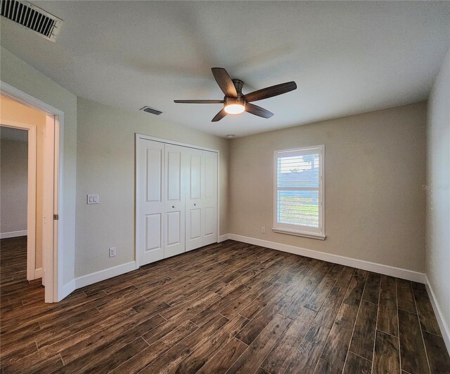 unfurnished bedroom featuring ceiling fan and a closet