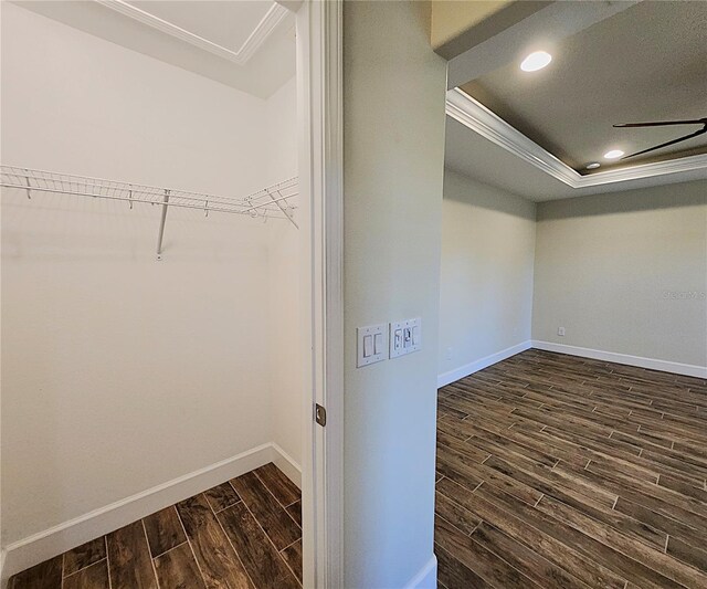 washroom with crown molding and ceiling fan