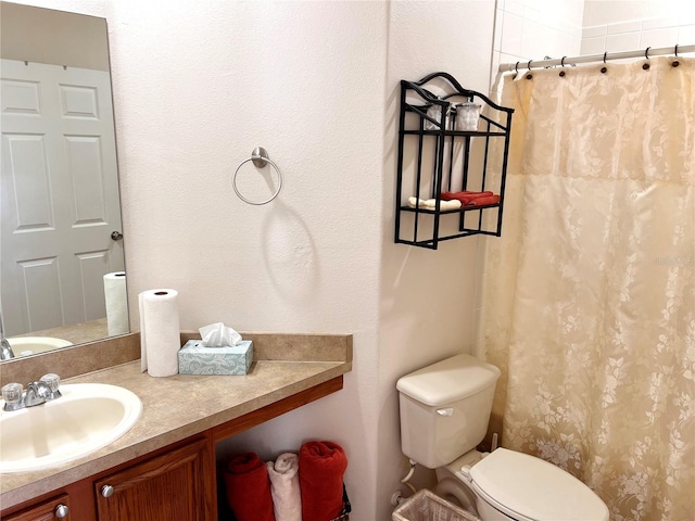 bathroom featuring a shower with curtain, vanity, and toilet