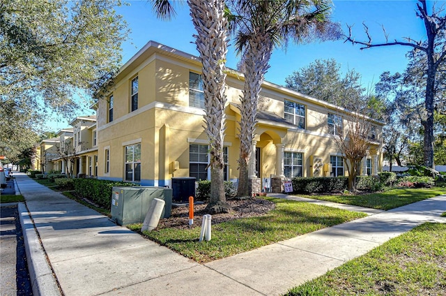 view of front of home with a front lawn