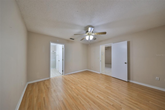 unfurnished room with a textured ceiling, light hardwood / wood-style floors, and ceiling fan