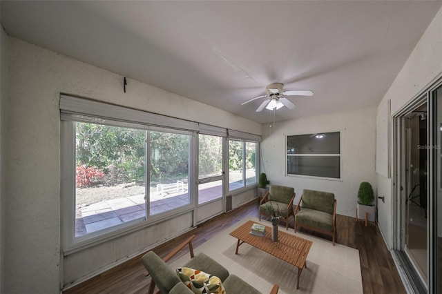 sunroom with ceiling fan