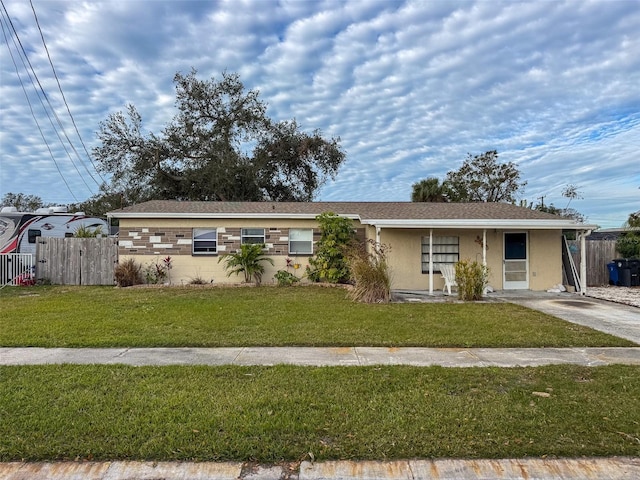 view of front of property featuring a front yard