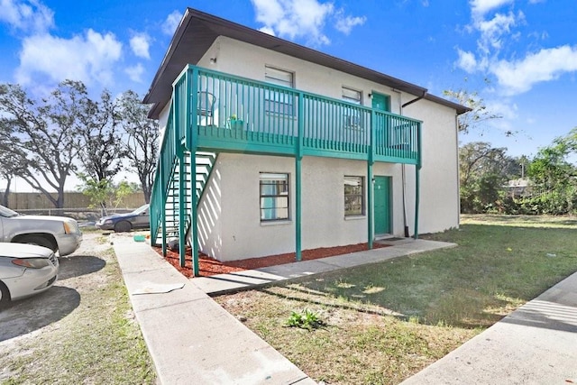 view of side of property featuring a lawn