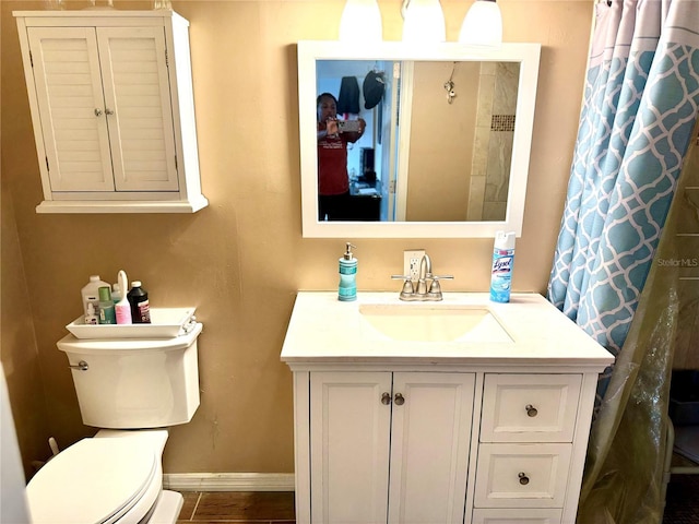 bathroom featuring a shower with curtain, vanity, and toilet