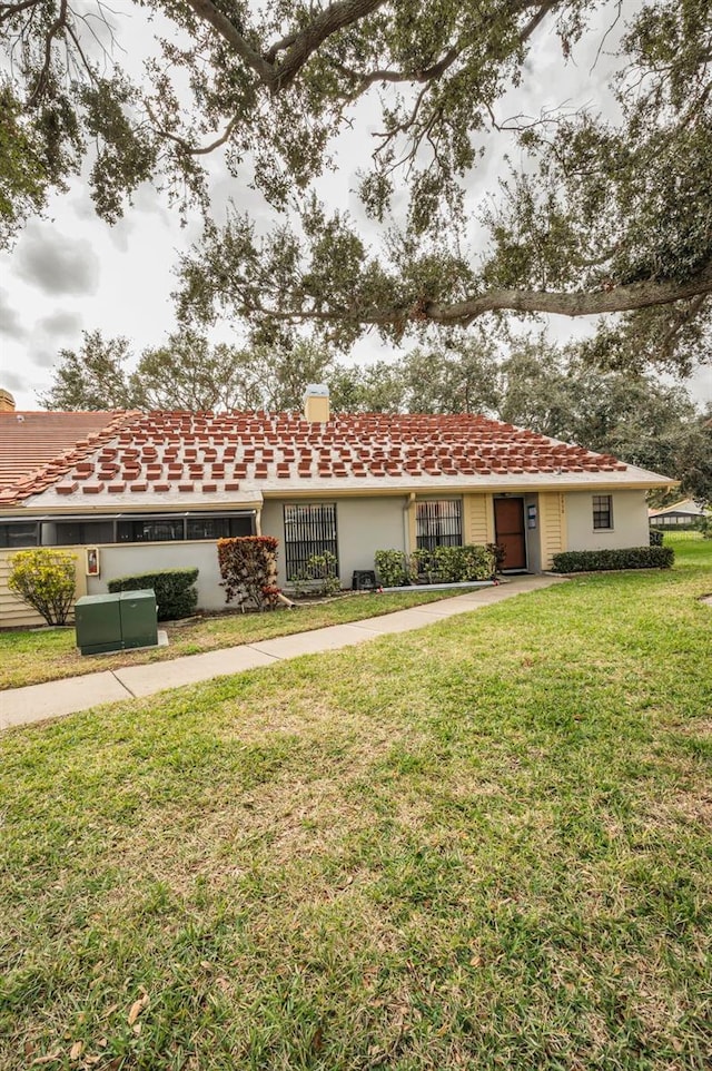 view of front of home featuring a front lawn